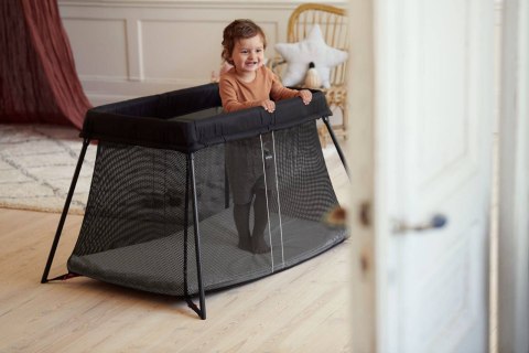 BABYBJORN - łóżeczko turystyczne LIGHT - czarny + prześcieradło BABYBJORN - łóżeczko turystyczne LIGHT - czarny + prześcieradło
