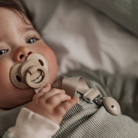Elodie Details - Drewniana zawieszka na smoczek - Pure Khaki Elodie Details - Drewniana zawieszka na smoczek - Pure Khaki
