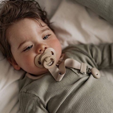 Elodie Details - Drewniana zawieszka na smoczek - Pure Khaki Elodie Details - Drewniana zawieszka na smoczek - Pure Khaki