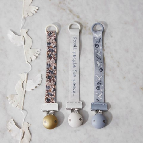 Elodie Details - Drewniana zawieszka do smoczka - Small People For Peace Elodie Details - Drewniana zawieszka do smoczka - Small People For Peace