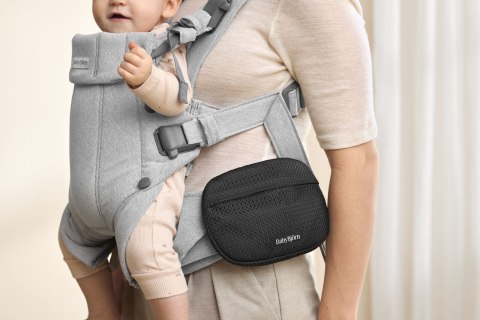 BABYBJORN - kieszonkowy woreczek do nosidełka, Mesh, Czarny BABYBJORN - kieszonkowy woreczek do nosidełka, Mesh, Czarny