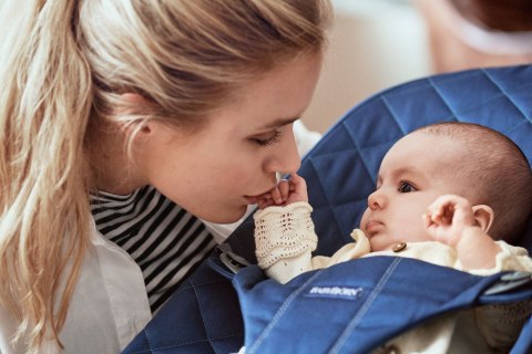 BABYBJORN - leżaczek BLISS Woven - Granatowy BABYBJORN - leżaczek BLISS Woven - Granatowy