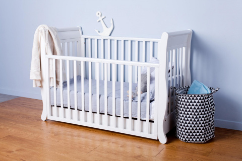 Łóżeczko 120x60 z opuszczanym bokiem ROMANTICA white Troll Nursery Łóżeczko 120x60 z opuszczanym bokiem ROMANTICA white Troll Nursery