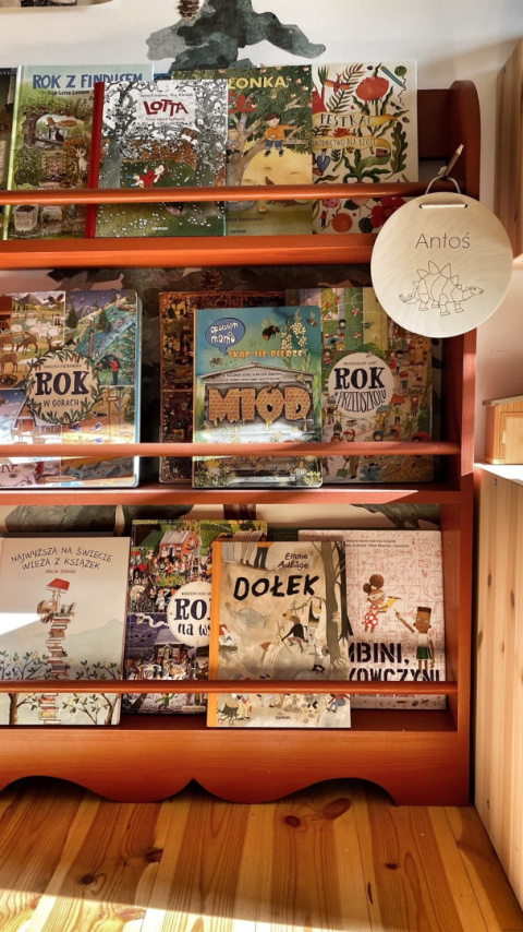Biblioteczka drewniana głęboka stojąca z rustykalnym dekorem Biblioteczka drewniana głęboka stojąca z rustykalnym dekorem