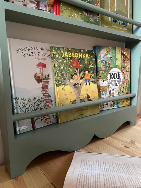 Mała biblioteczka drewniana stojąca/wisząca z rustykalnym dekorem Mała biblioteczka drewniana stojąca/wisząca z rustykalnym dekorem